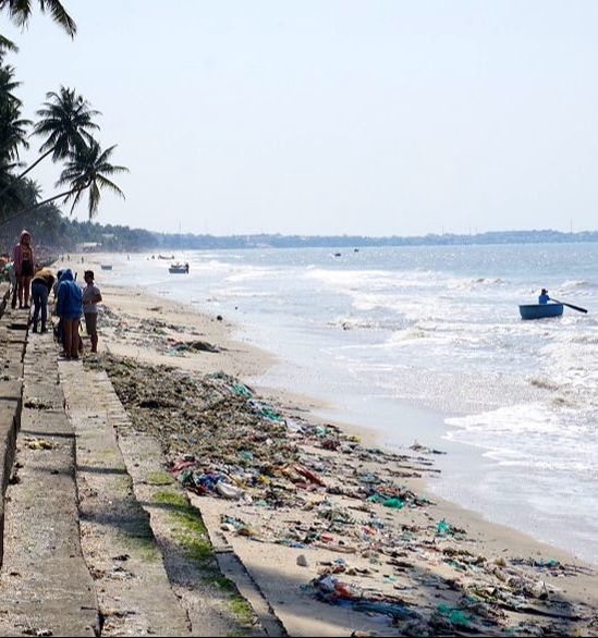 vietnam beach rubbish